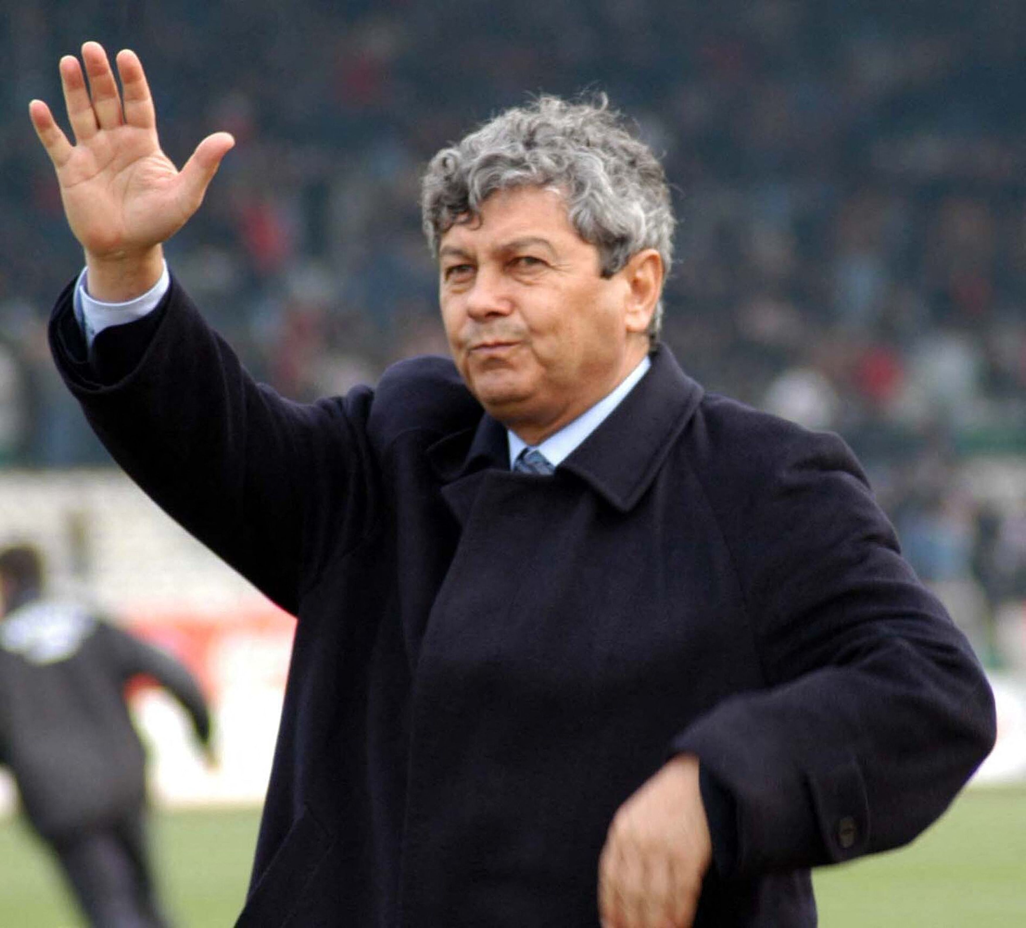 Vila din centrul Bucureștiului a regretatului Mircea Lucescu, ocupată de oamenii străzii. Îi plătise pentru a-i elibera casa
