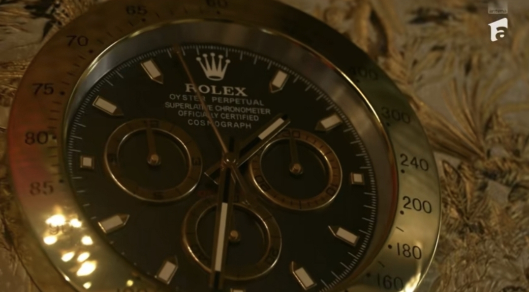 Imagini din casa Prințului Marco și a Biancăi Ghiurcă de la „Insula iubirii”. Ceas de perete Rolex, tapet Gucci și perne Hermès