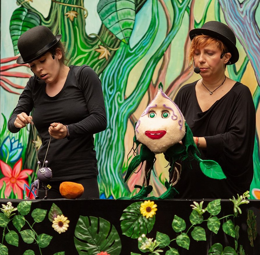 Teatru pentru ochi închiși și glasuri mute. O artistă-păpușar a creat primul spectacol pentru copiii cu dizabilități: „Noi facem apel la părinți să-i lase pe scenă, dacă vor”