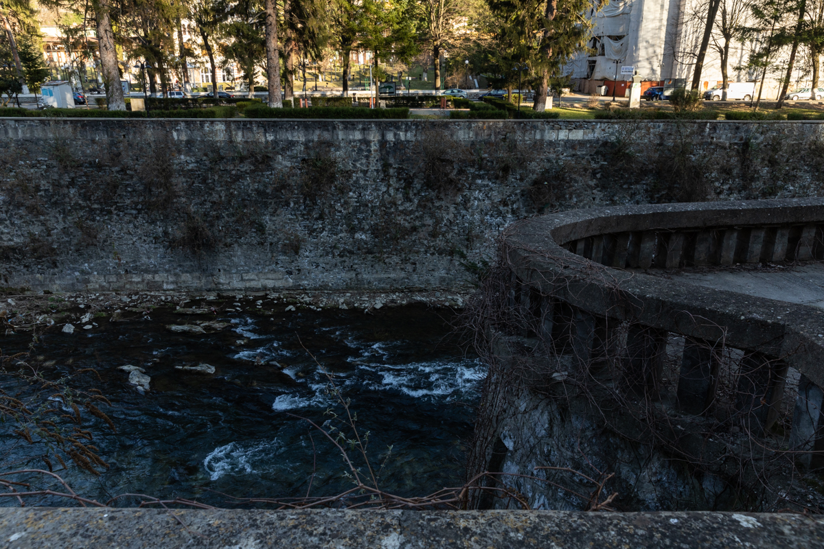 Cum au dispărut ornamentele din Baia Neptun de la Herculane, pe care un grup de tineri încearcă să o salveze. „Dacă te uiți prin oraș, o să le vezi montate pe case, pe balcoane”