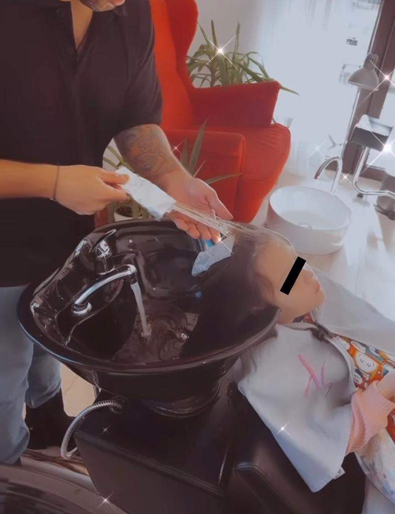 Bianca Drăgușanu a mers împreună cu fiica ei la salonul de înfrumusețare. Sofia, în vârstă de 6 ani, și-a făcut șuvițe blonde