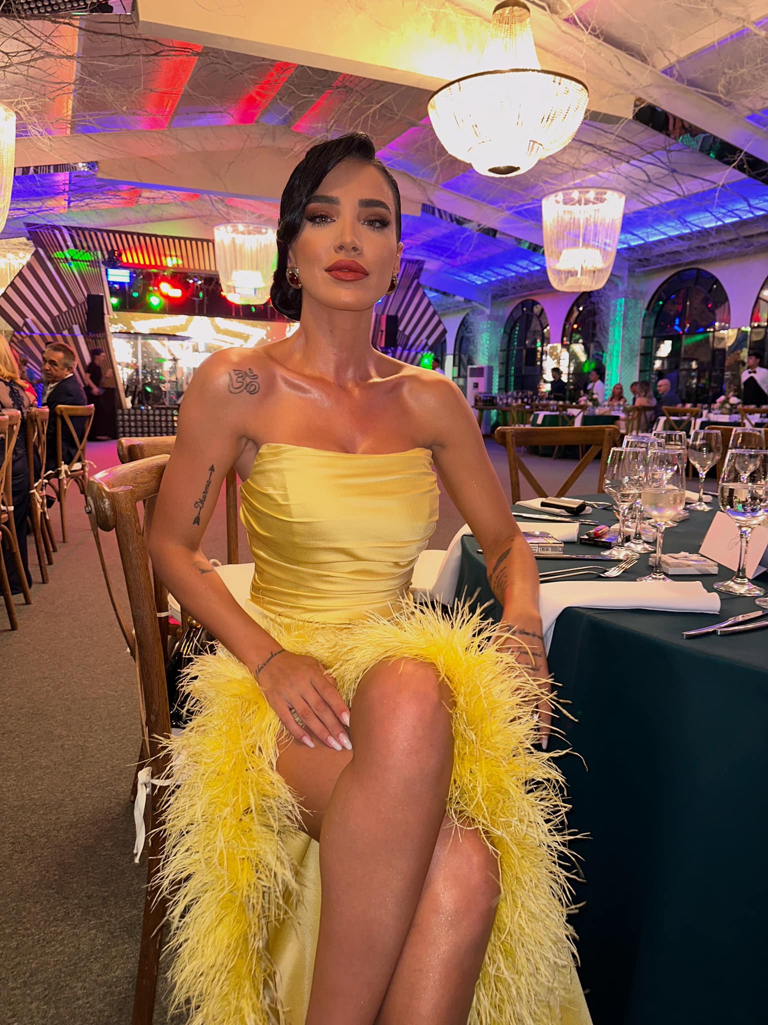 Cum a apărut Adelina Pestrițu la botezul fetiței Andreei Antonescu. A fost diva în galben: „Câtă grație, feminitate”