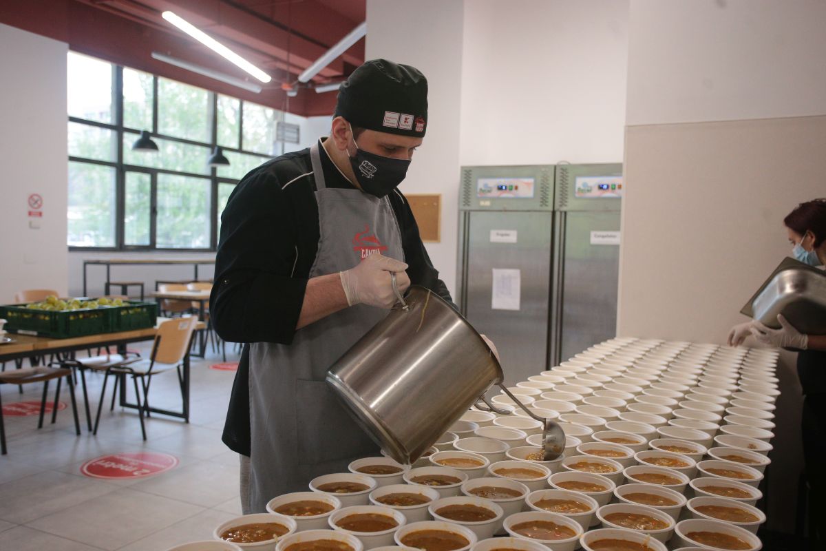 La cea mai mare cantină socială din București, bucătarii au rulat o mie de sarmale pentru Paște. Meniurile de sărbătoare au ajuns la 700 de nevoiași