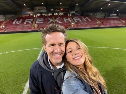 Blake Lively, apariție rară. Cum a fost surprinsă alături de Ryan Reynolds la un meci de fotbal: „Devenim obsedați”