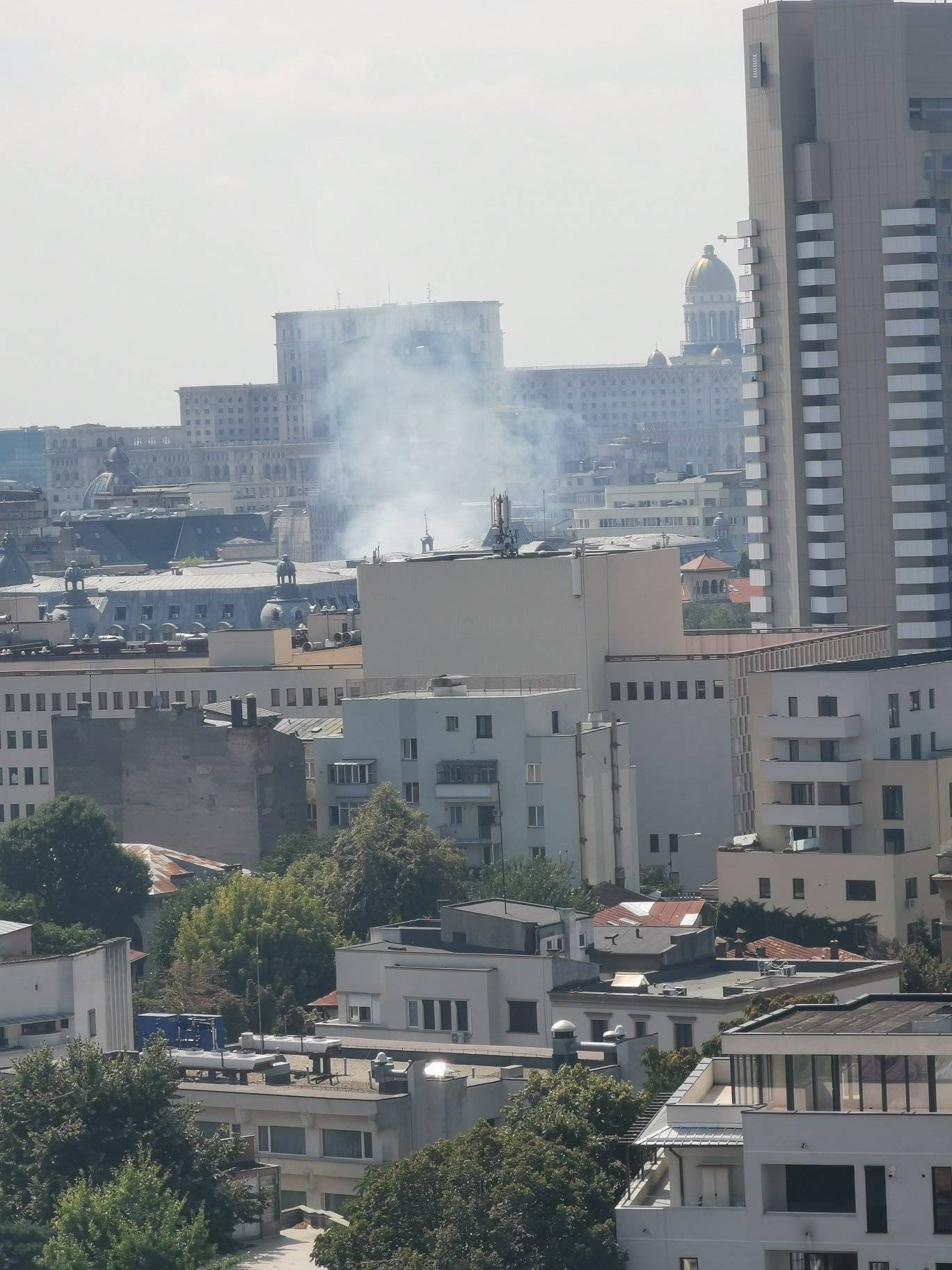 Incendiu în București, la o clădire din zona Piaţa Universităţii. Calea Victoriei, blocată