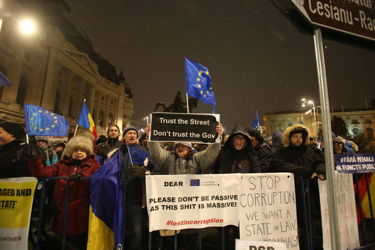 VIDEO| Protest în fața Ateneului în timpul ceremoniei de preluare a președinției Consiliului UE de către România: „We want EU, PSD wants Russia”