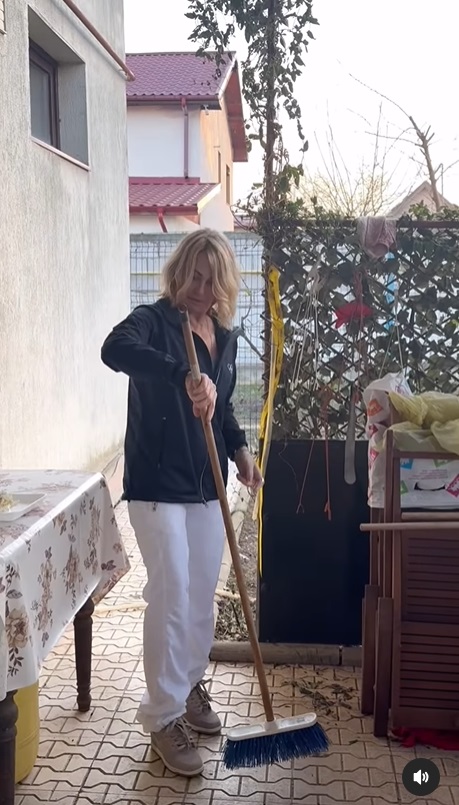 Imagini cu Nadia Comăneci acasă la mama ei, unde a dat cu mătura și a gătit: „Lucruri normale, pe care le fac și în America”. Cum au reacționat fanii