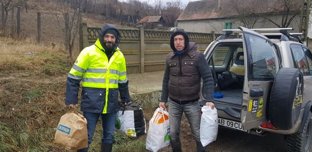 Povestea lui Nea Chipăruş, singur la 84 de ani, deși are 7 copii. Și-a ars dulapul și plapuma să nu moară de frig