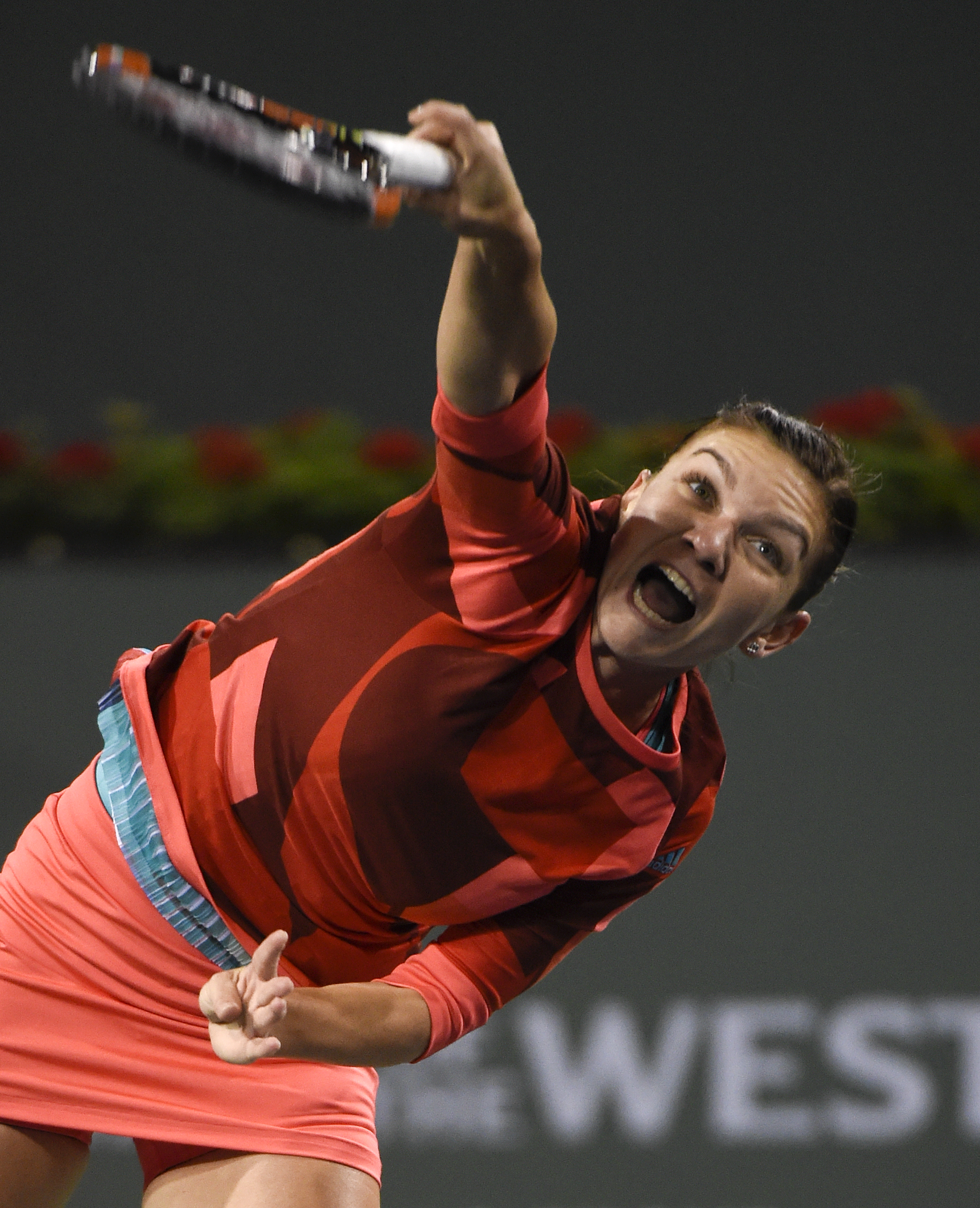 Indian Wells, turul III. Halep strălucește din nou! A dominat-o în stil de mare campioană pe Makarova și calcă apăsat în ”optimi”. Pentru numărul 5 WTA, abia acum începe sezonul: 5-5 e raportul victorii - înfrângeri în 2016! ”Terapia” cu Agassi&Graf a reușit: Simo joacă altceva decât în startul stagiunii. În primul set contra rusoaicei, a fost aproape fără greșeală! / LIVE BLOG&FOTO&VIDEO