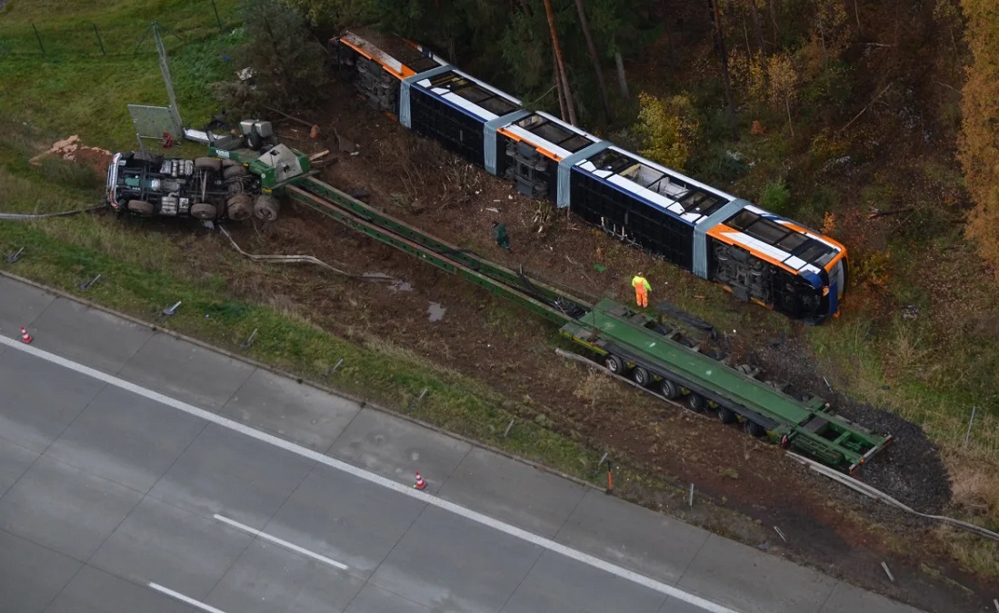 Un camion care transporta un tramvai de 42 de metri s-a răsturnat pe marginea autostrăzii, în Germania. Pagube de 2,5 milioane de euro
