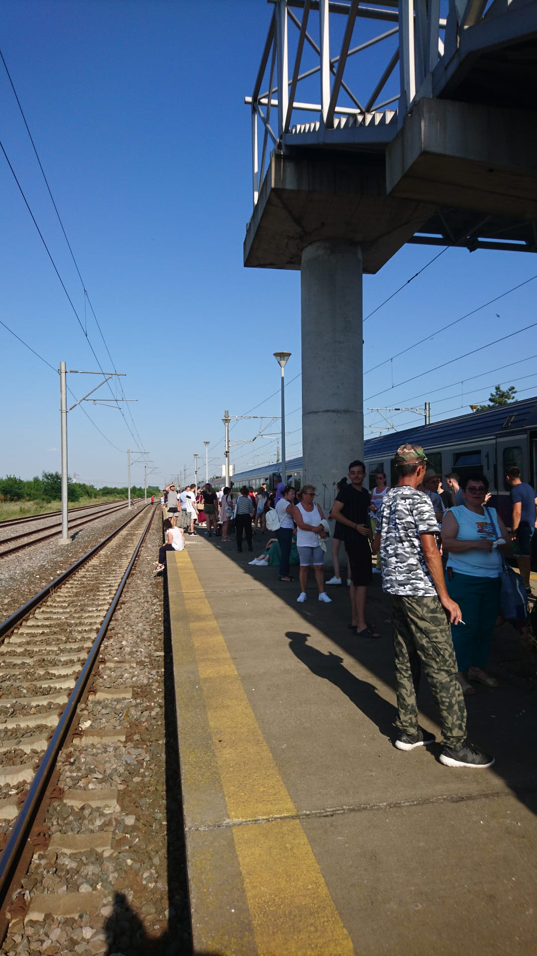 Zeci de călători, blocați la aproape 40 de grade în trenul cu care se întorceau de la mare. „Nu a mers aerul”
