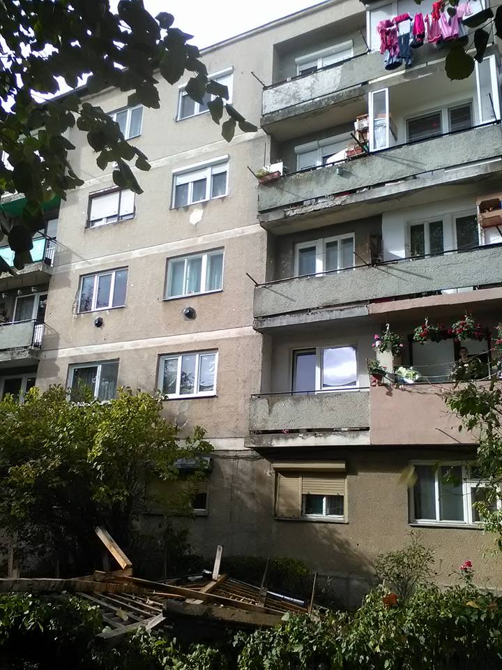 Acoperișurile mai multor blocuri din Satu Mare, smulse de vântul puternic. Vijelia a distrus și acoperișul unei biserici / FOTO
