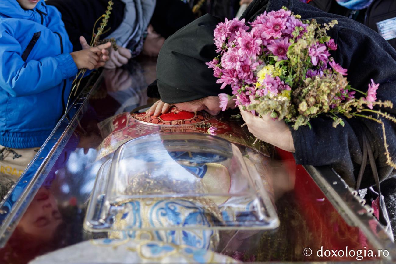 Cea mai mare Liturghie ținută în Moldova, la Iași: 35.000 de oameni s-au rugat Sfintei Parascheva, alți 46.000 stăteau la coadă pentru a ajunge la moaște