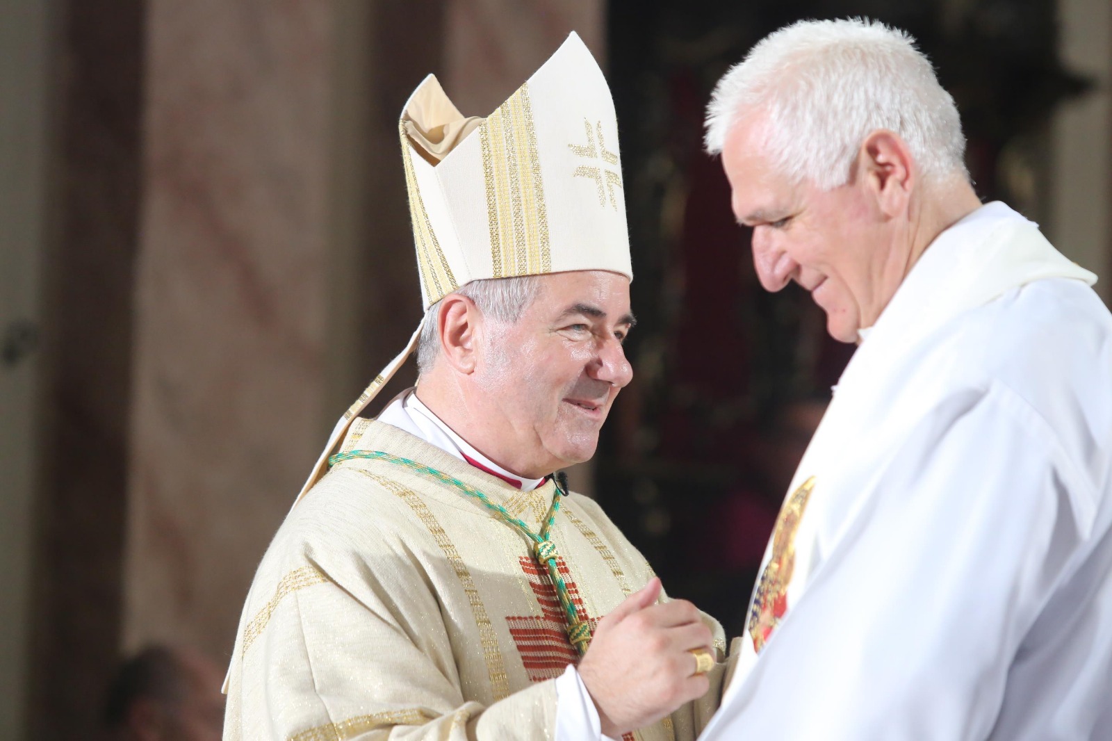 FOTO/ Ceremonie impresionantă în Piața Unirii din Timișoara. A fost instalat noul episcop romano-catolic