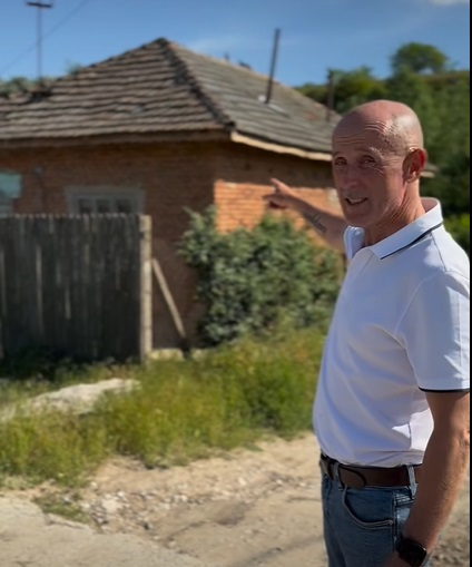 Ipostază rară cu Mugur Mihăescu în satul natal. Ce a descoperit la Sadova: „Vă arăt copilăria mea, unde a fost casa lui Leana”