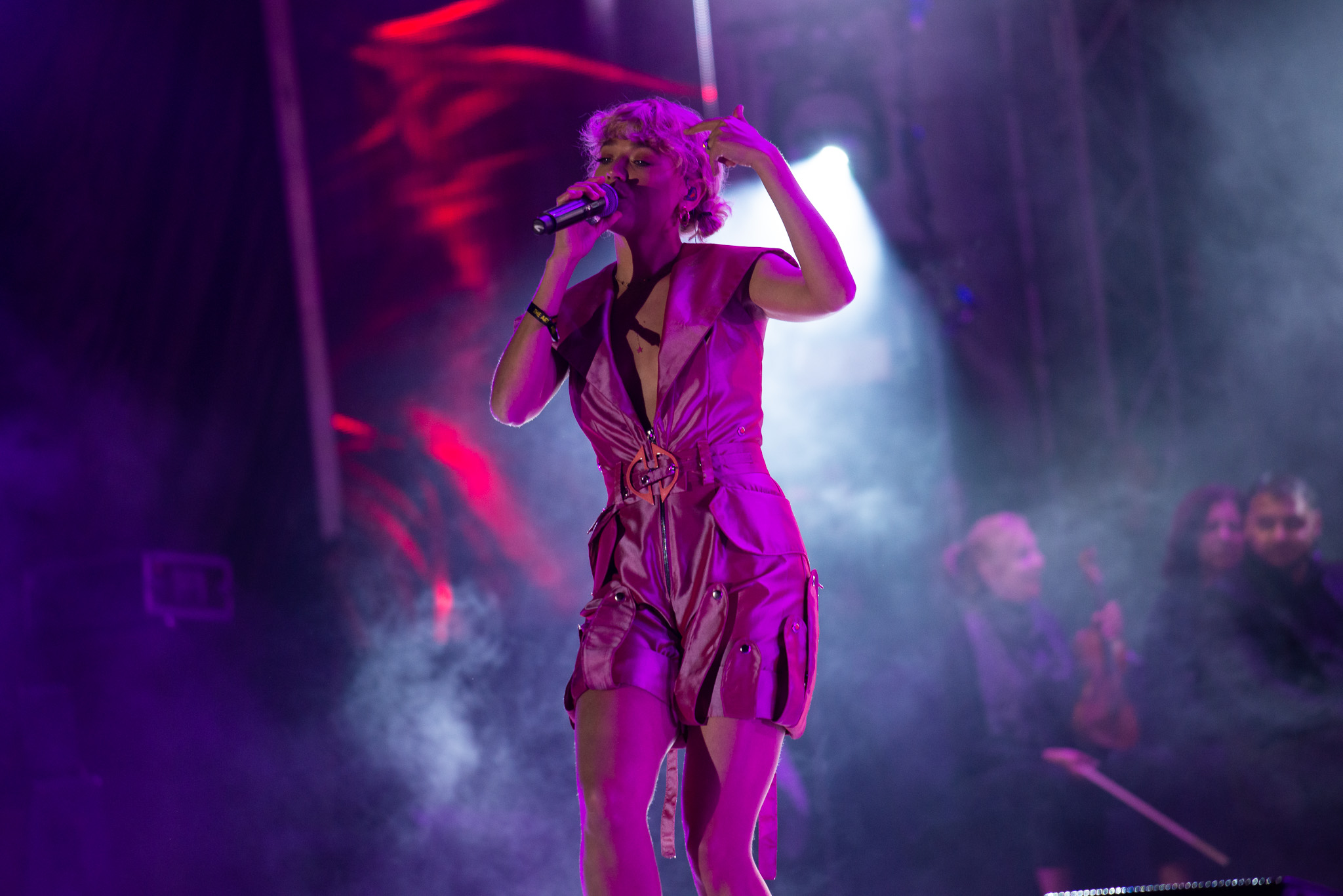 Defilare extravagantă la The Artist Awards. Vedetele au purtat ținute de mii de euro, cu sclipici, blană, paiete și voal