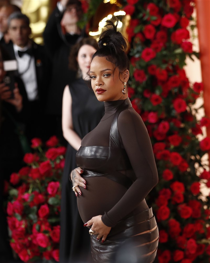 Rihanna, spectaculoasă și însărcinată la Oscar 2023. Cum și-a pus artista sarcina în evidență, pe scena evenimentului