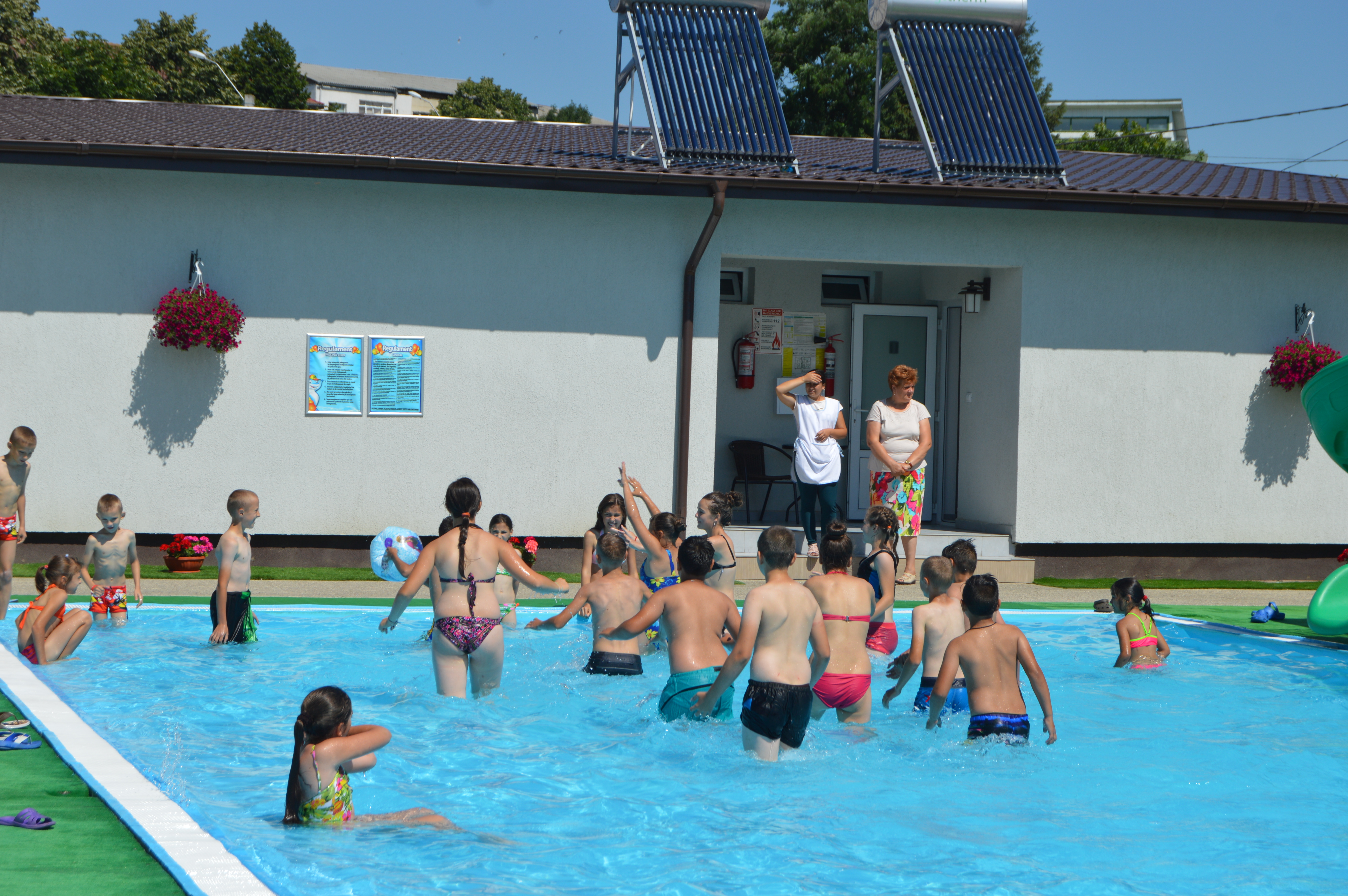 FOTOREPORTAJ: De la gârla din fundul curții la piscină cu tobogane. 600 de copiii din Vaslui văd prima oară un oraș
