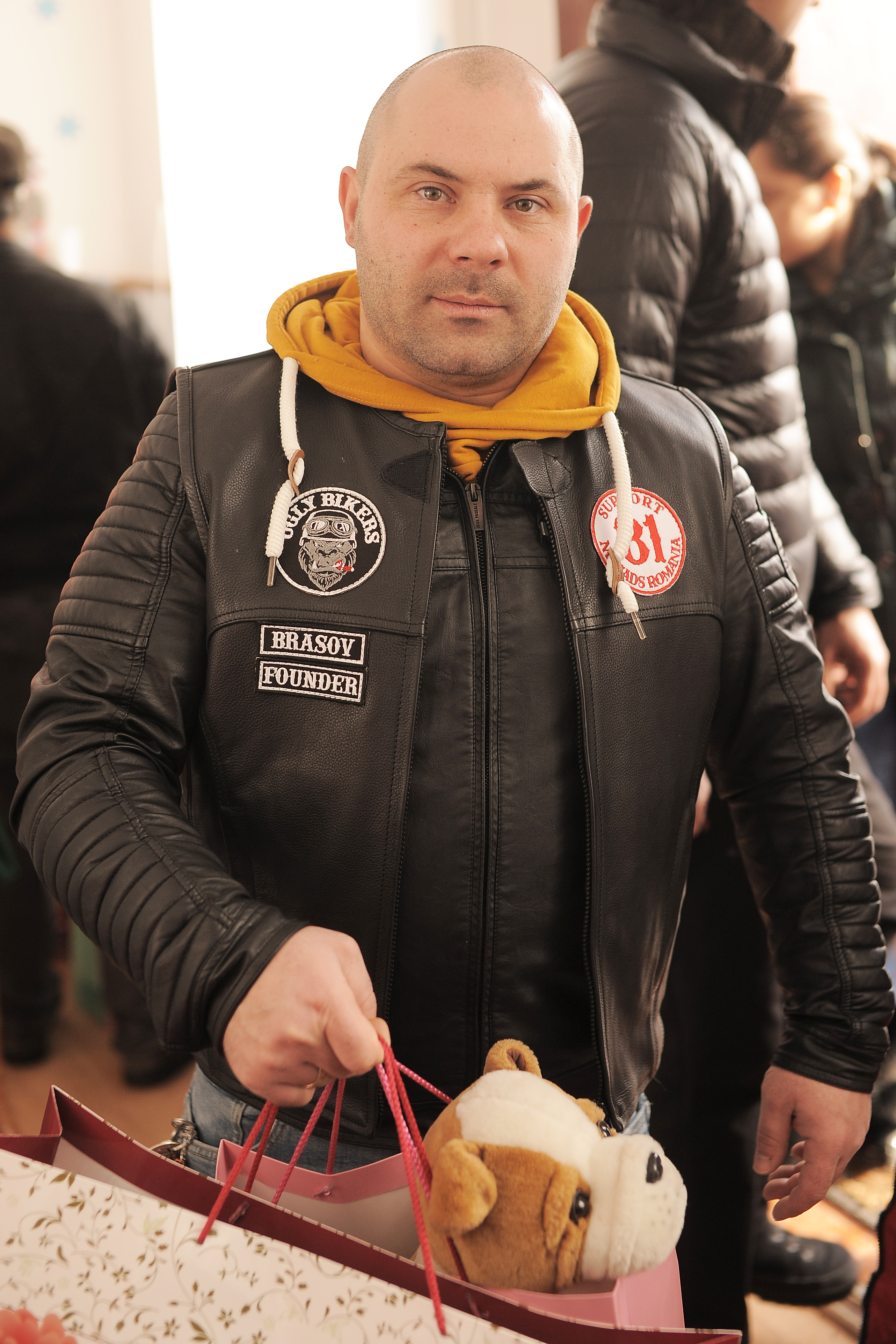 GALERIE FOTO/ Un club de motociclişti a donat calculatoare copiilor dintr-un sat braşovean. Copiii i-au așteptat pe "Ugly Bikers" în costume tradiționale