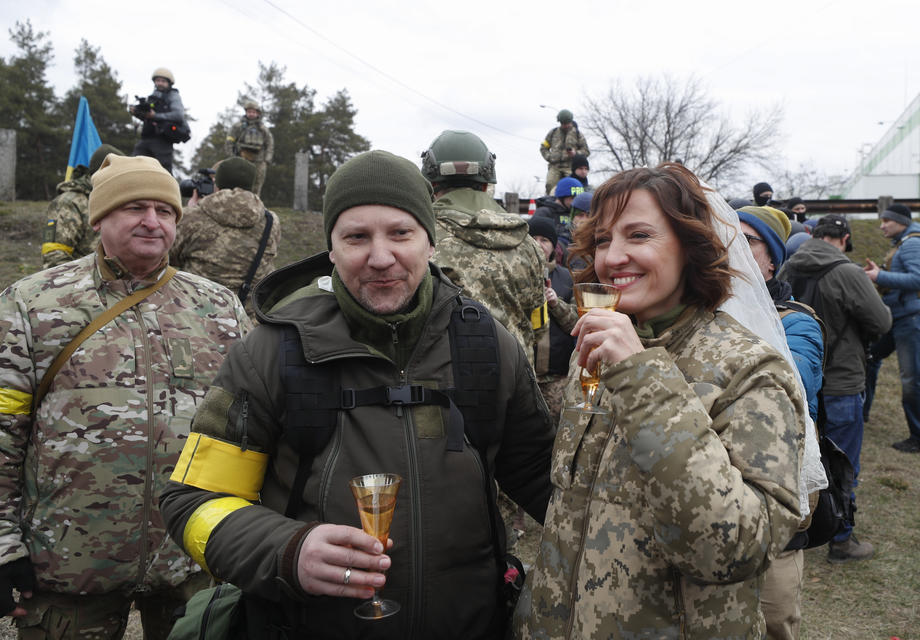 Nuntă pe front. În haine de camuflaj, cu alai înarmat cu flori și puști, doi militari ucraineni s-au căsătorit