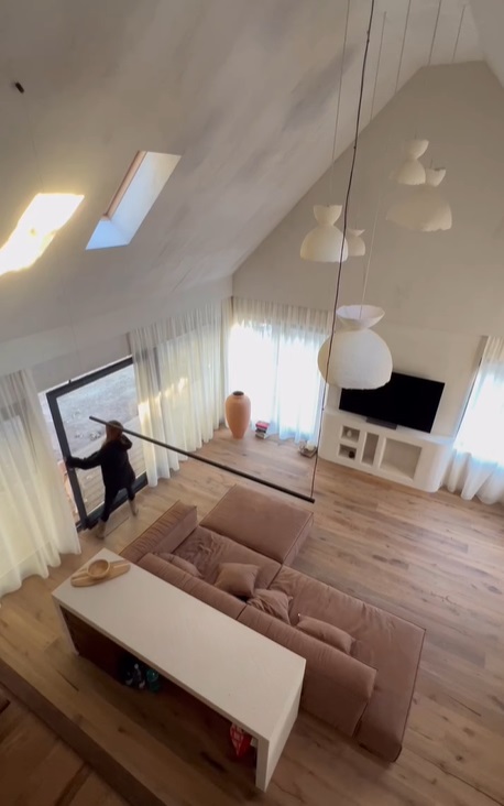 Imagini cu casa în care locuiește Sânziana Negru, lângă pădure. A construit-o de la zero: „Cea mai mare bătaie de cap cred că a fost cu muncitorii”