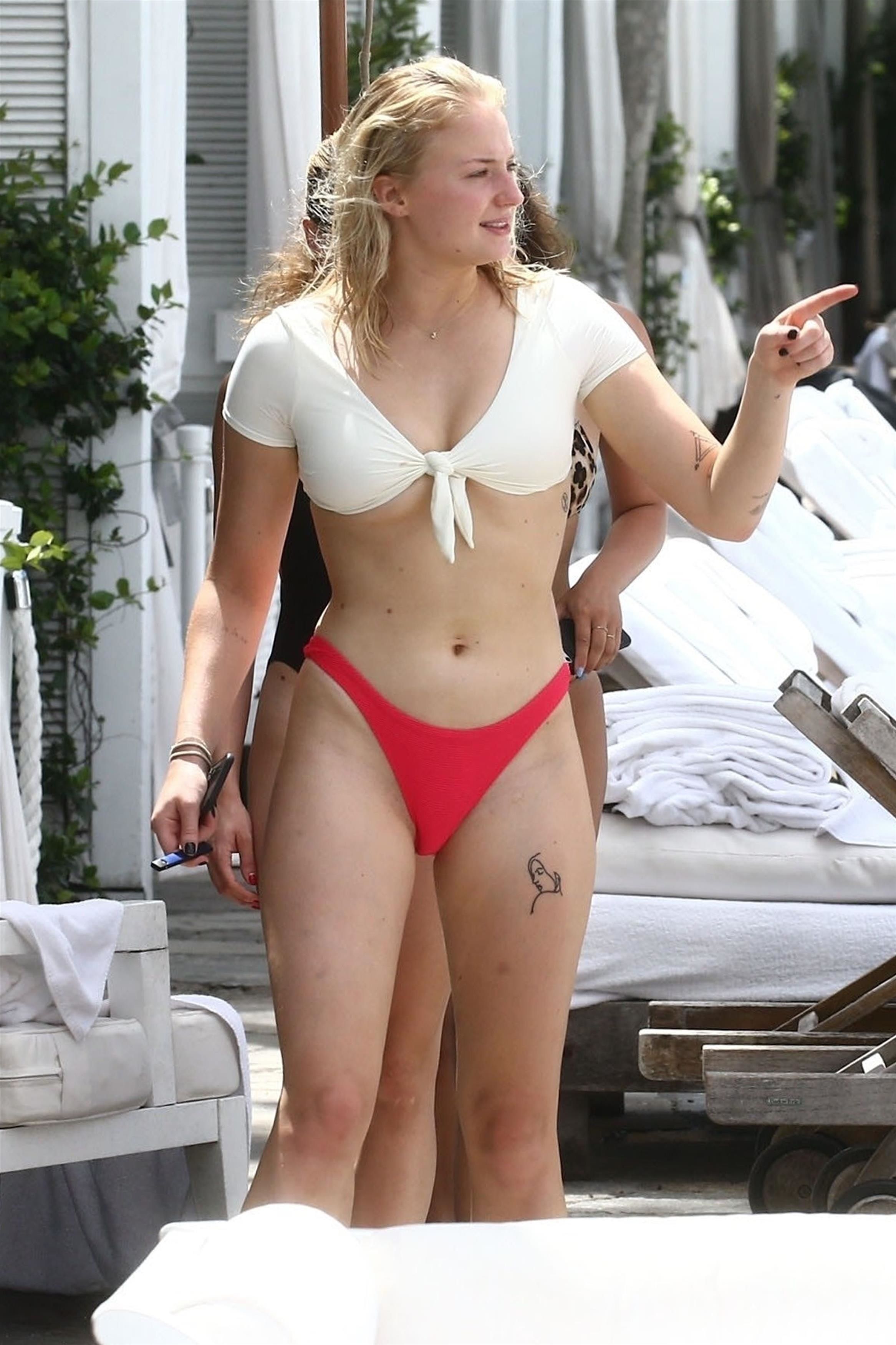 FOTO | Sophie Turner, extrem de sexy la piscină. Actrița din Game of Thrones a avut probleme cu costumul de baie