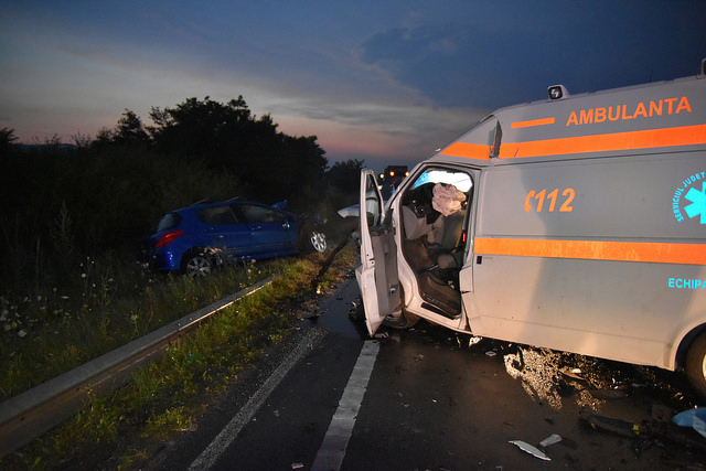 Accident violent cu ambulanța în apropiere de Caransebeș. Ambii șoferi au murit