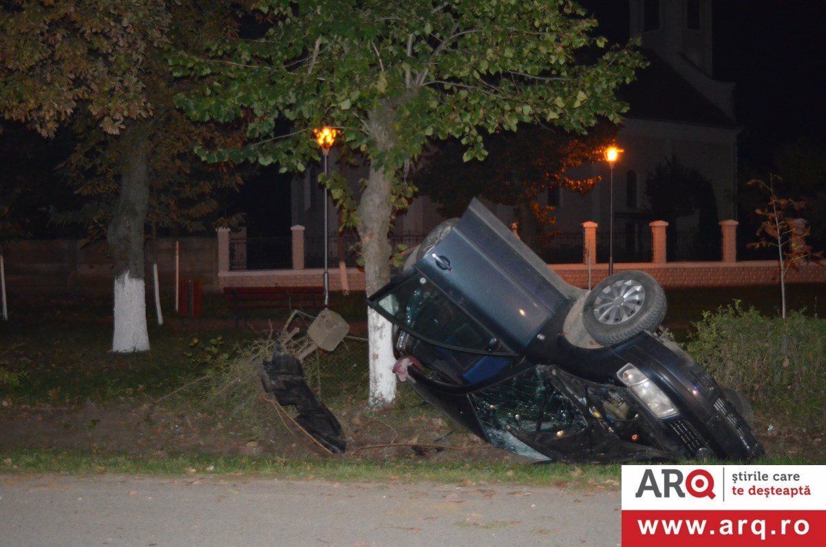 Un mort și doi răniți în urma unui accident în Arad. Supraviețuitorii au reușit să iasă din mașina răsturnată