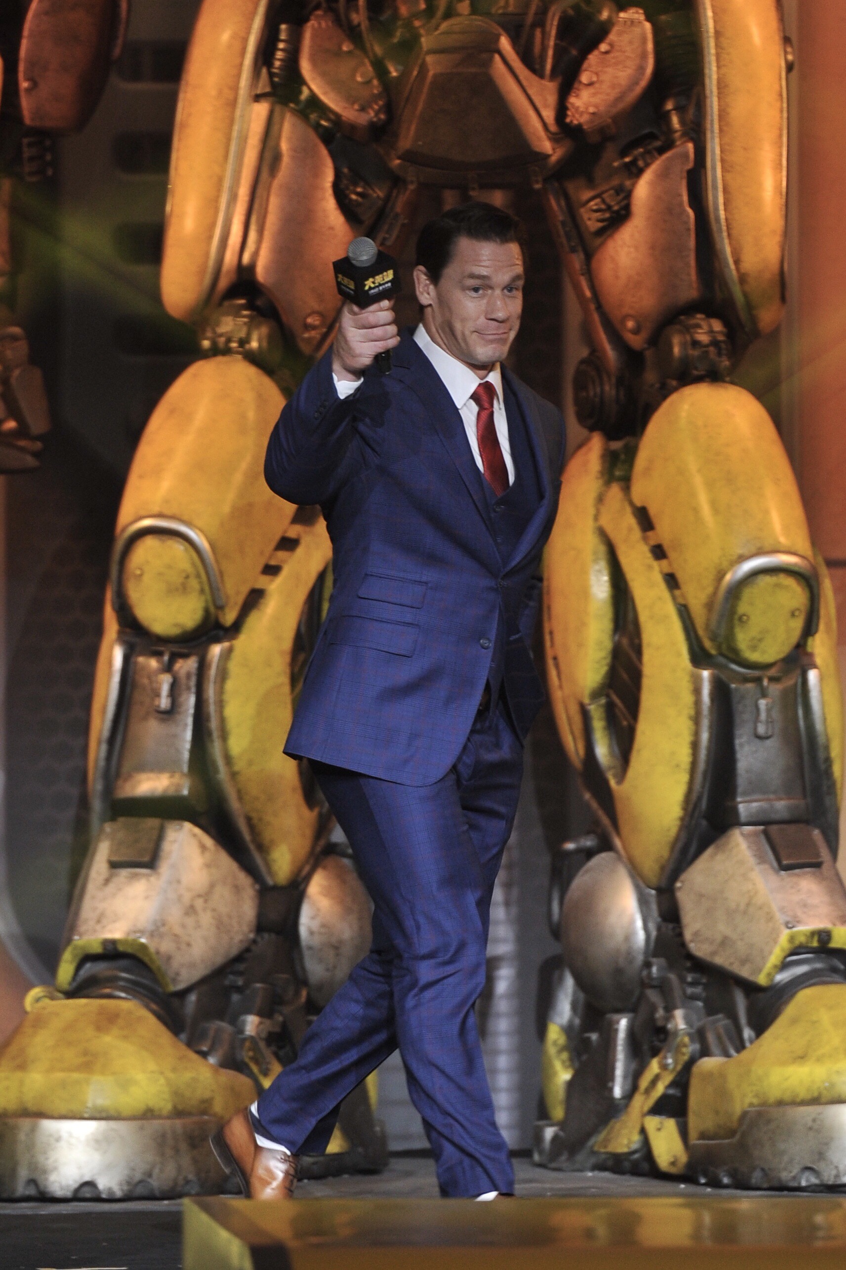 John Cena a apărut complet dezbrăcat pe scena de la Premiile Oscar 2024. Și-a acoperit zona intimă cu un plic | VIDEO