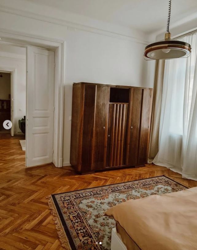 Imagini din apartamentul Danei Rogoz. Actrița l-a renovat recent: „Am ținut foarte mult să păstrăm sobele originale, parchetul și tâmplăria casei”