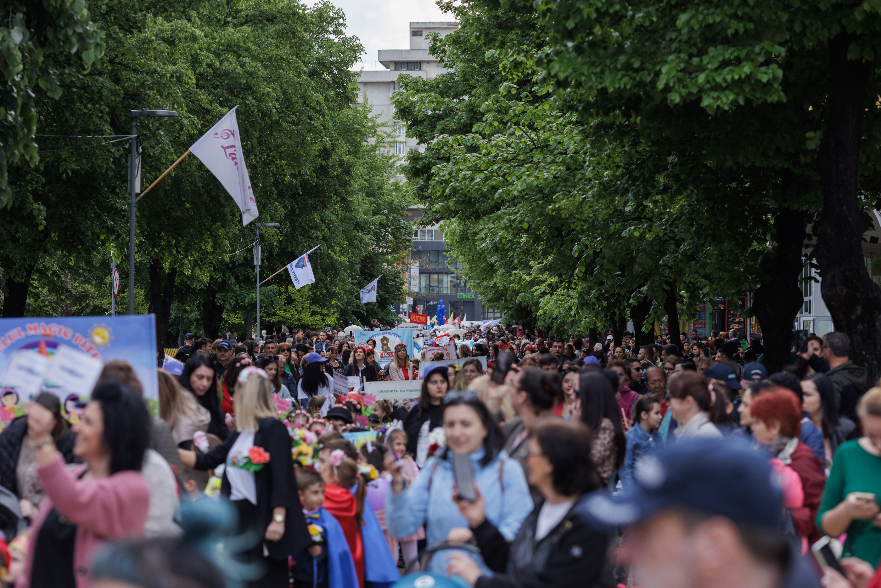 FOTO VIDEO REPORTAJ Cum a fost Parada Florilor ediția 2024: politicienii au împărțit scena cu micii prinți și s-au bucurat de cozonac gratis