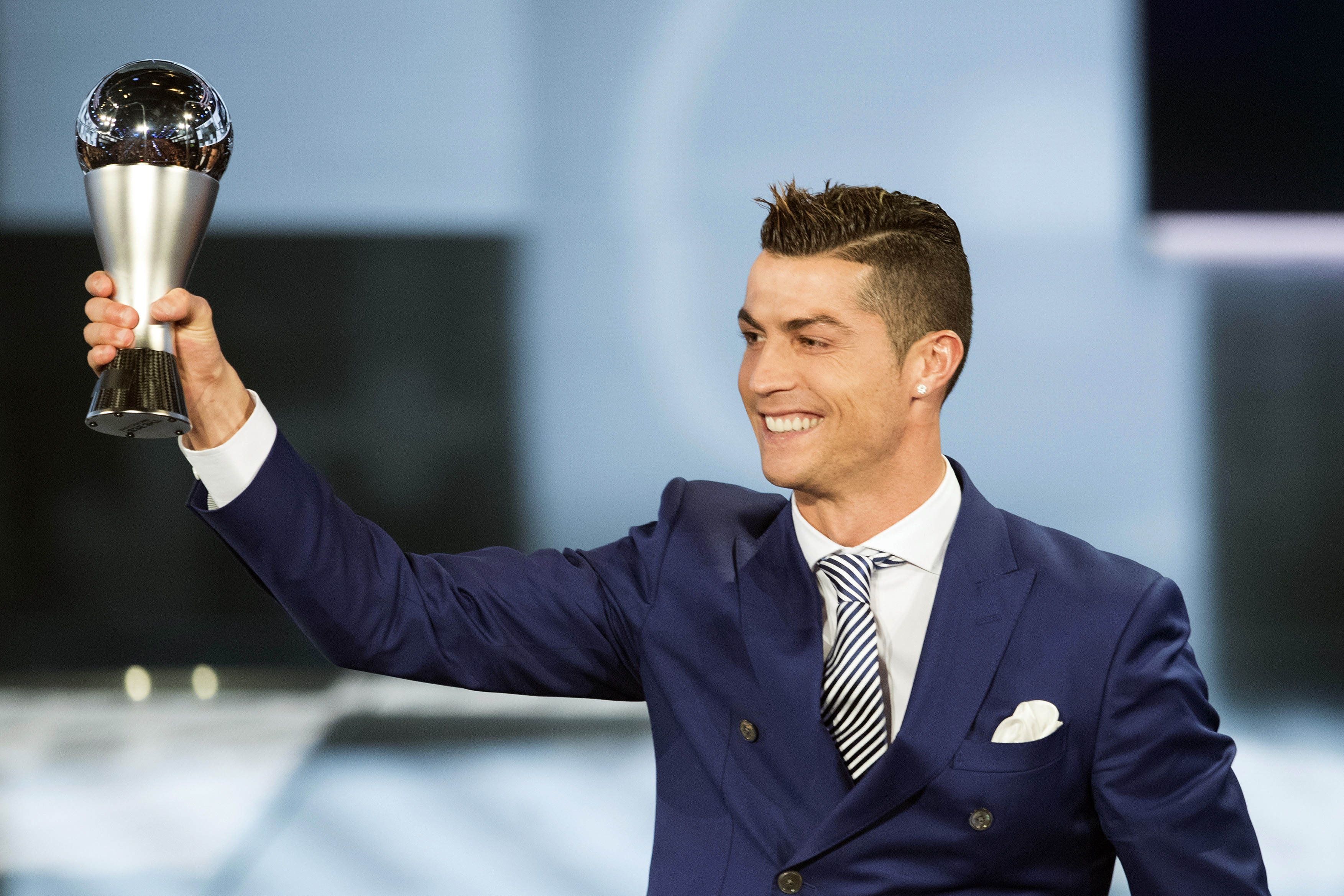 Gala ”The Best FIFA Football Awards 2016” . Cristiano Ronaldo a luat premiul cel mare și a râs de rivalii de la Barcelona | GALERIE FOTO