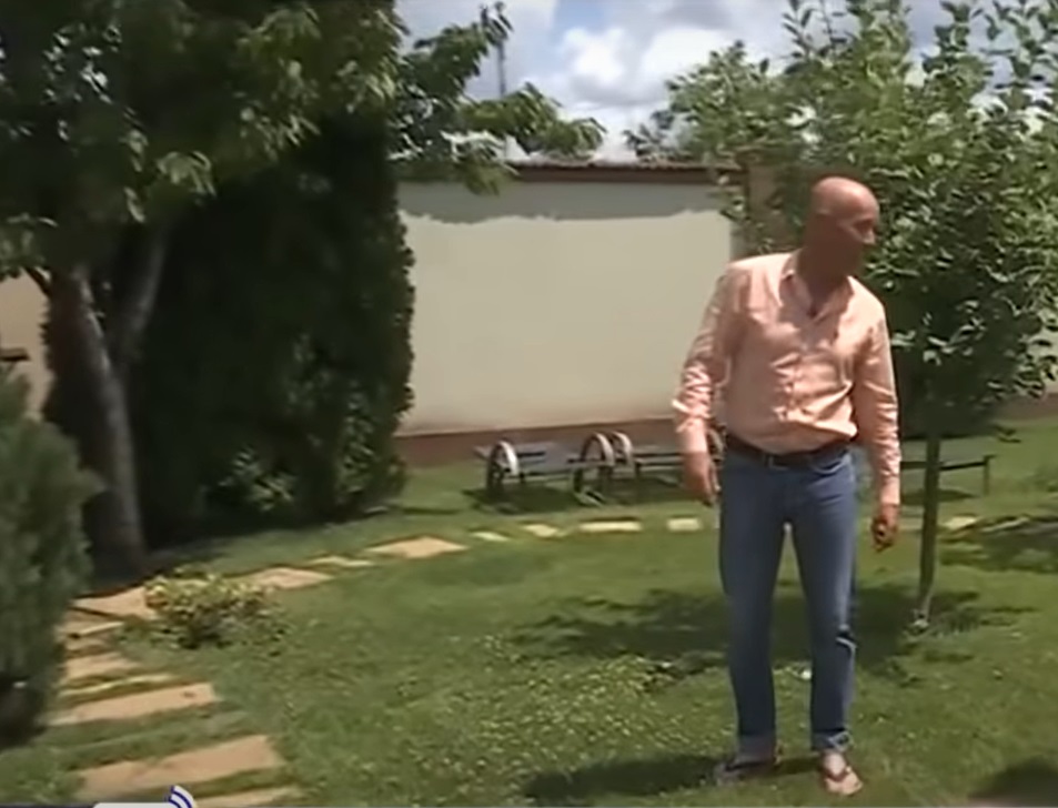 Imagini cu casa în care locuiește Mugur Mihăescu cu soția. Estimată la 800.000 de euro, vila are gazon pe acoperiș