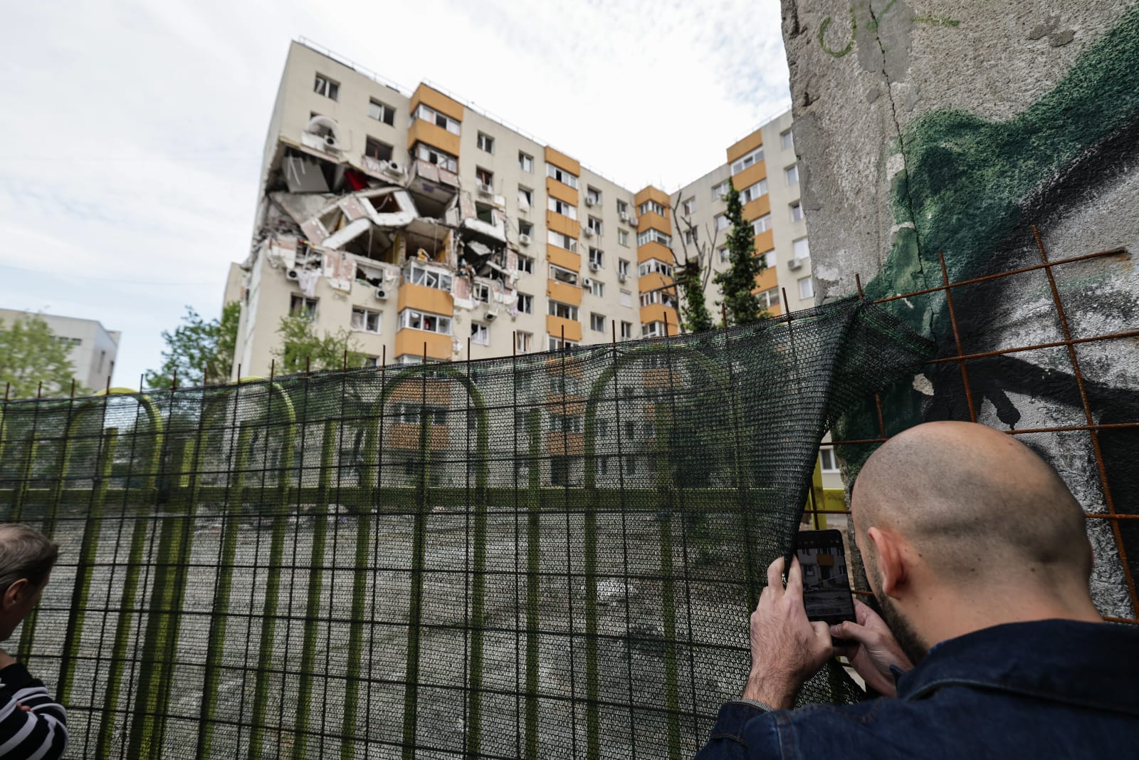 Locatarii blocului care a explodat în Rahova acum 6 luni sunt disperați: „Nimeni nu ne ajută. Venim ca proștii pe aici, ne uităm și plecăm”