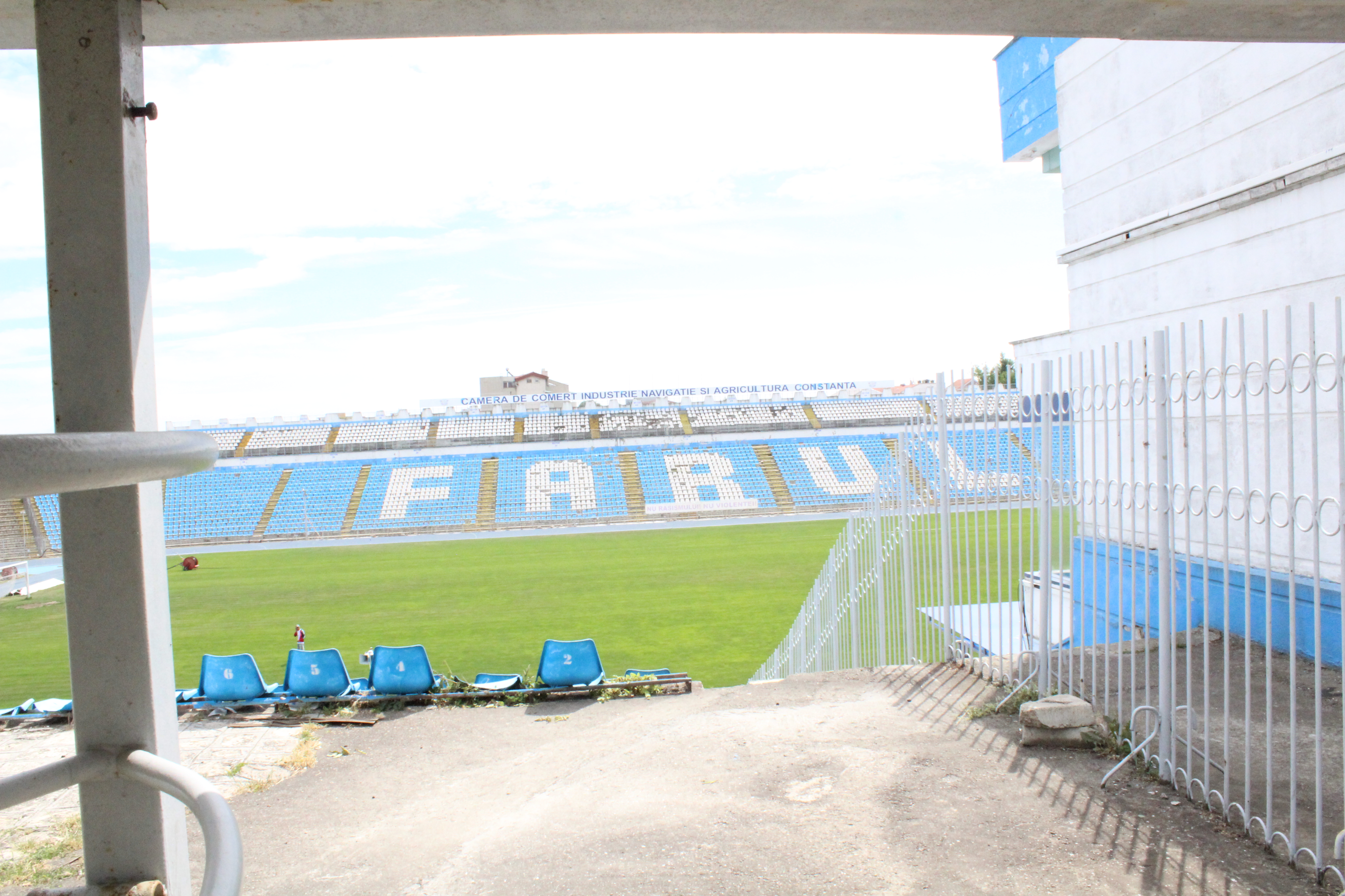Supercupa de pe 8 iulie, pe un stadion ca după bombardament / FOTO
