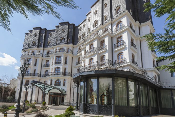 FRF l-a cazat pe Christoph Daum la un hotel ascuns într-o fundătură. Asta vede antrenorul german din cameră | FOTO