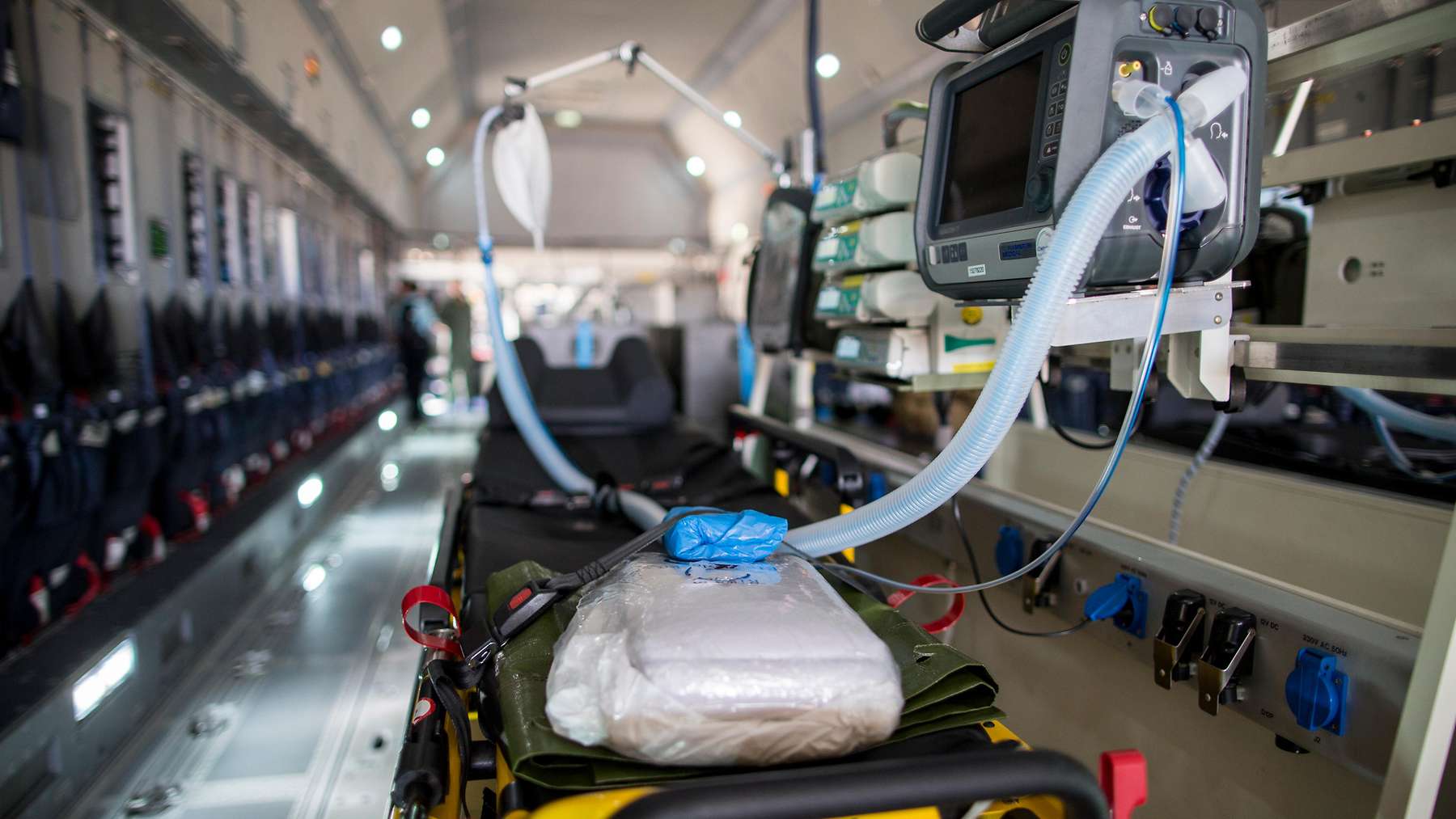 FOTO: Cum arată un avion-spital pentru transportarea pacienților infectați cu COVID-19