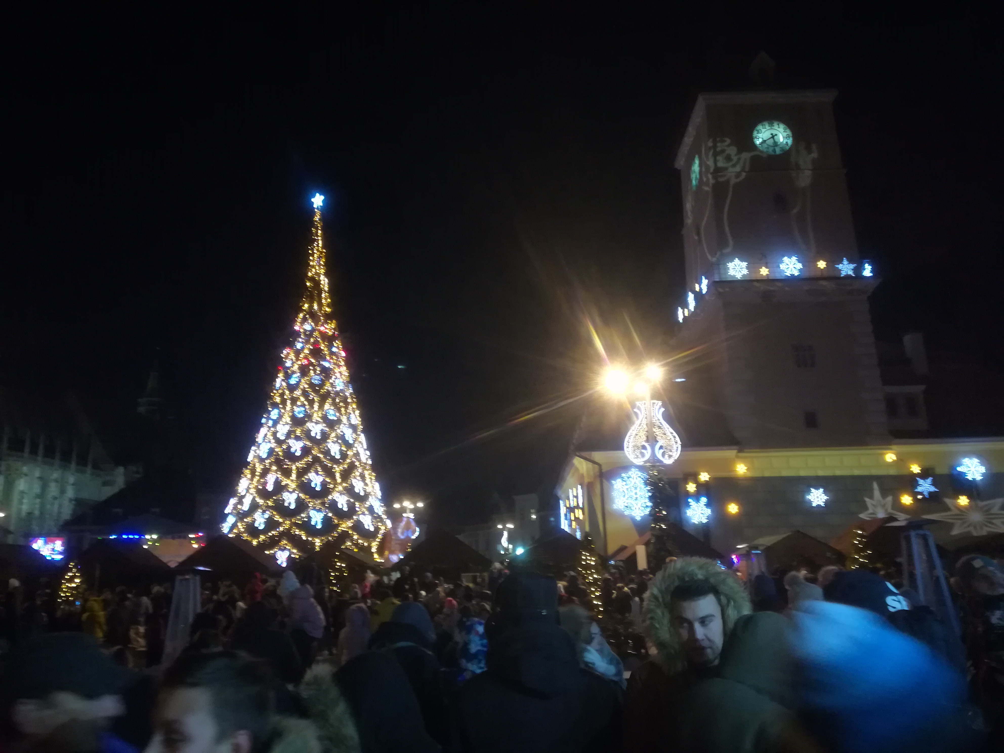 GALERIE FOTO/ S-au aprins luminile de sărbătoare în Braşov. Mii de persoane au umplut Piaţa Sfatului până la refuz