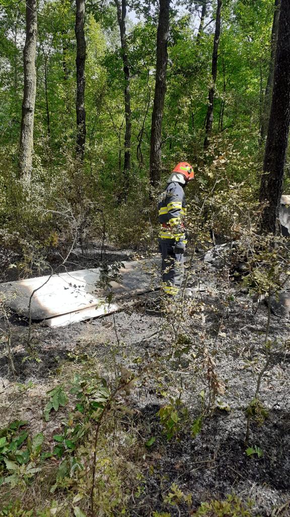 Un avion de mici dimensiuni s-a prăbușit pe câmp, în județul Giurgiu. Doi oameni au murit