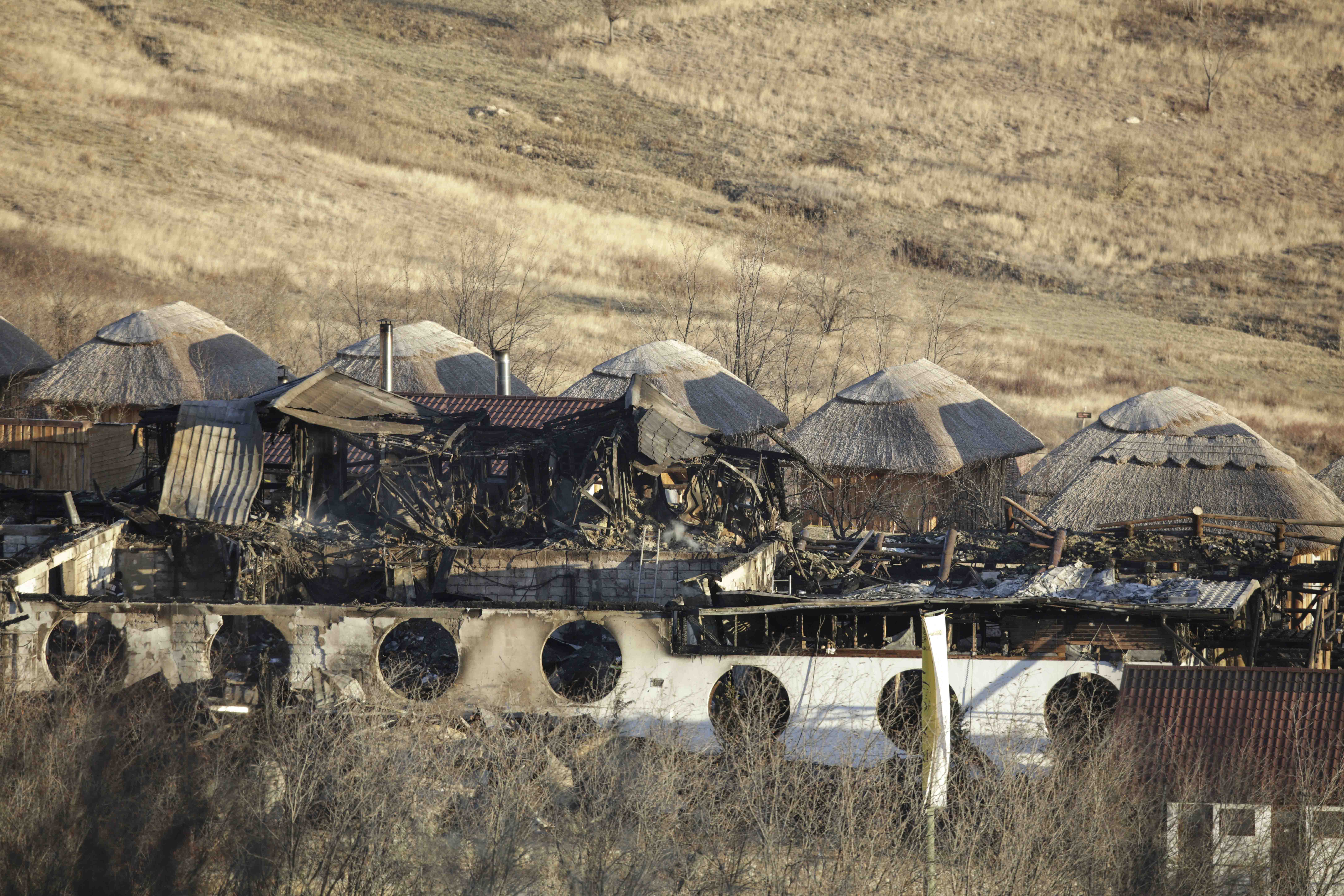 UPDATE | Incendiu la Ferma Dacilor: a fost recuperată a șaptea victimă - un copil. O altă persoană, încă dispărută. Pensiunea nu avea nici autorizație de construire