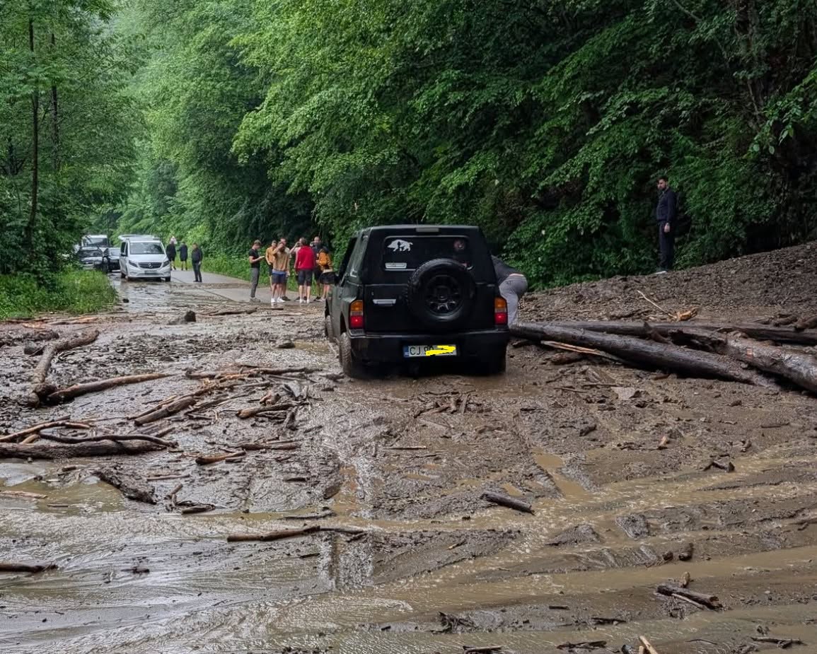 Ploi, vijelii devastatoare și inundații în țară: vremea extremă a măturat România