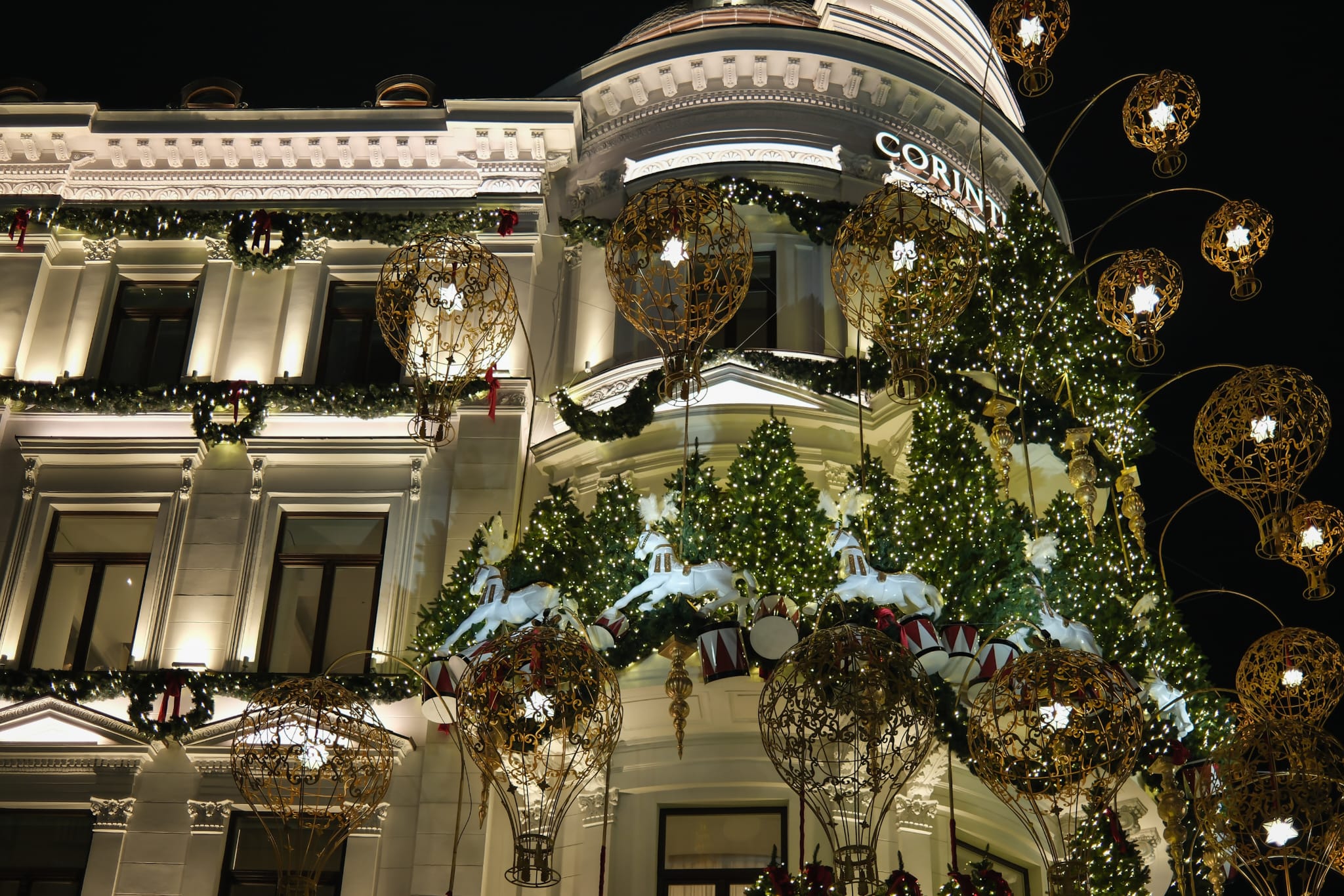 Cel mai frumos decorate clădiri din București înainte de Crăciun. Capitala a adoptat modelul european pentru acest sezon de iarnă