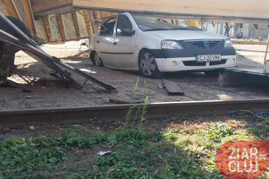 Imagini șocante cu o macara prăbușită peste o mașină în Cluj. Greșeala muncitorilor care a dus la dezastru / FOTO&VIDEO