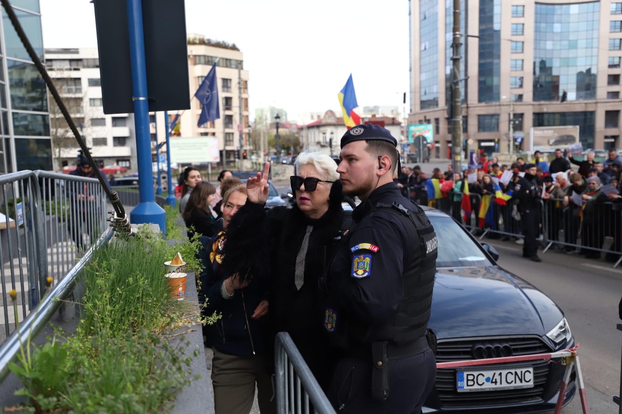 Călin Georgescu, în fața judecătorilor de la Înalta Curte. Susținătorii lui au venit cu porumbei albi și flori: „Pace, credință și iubire”