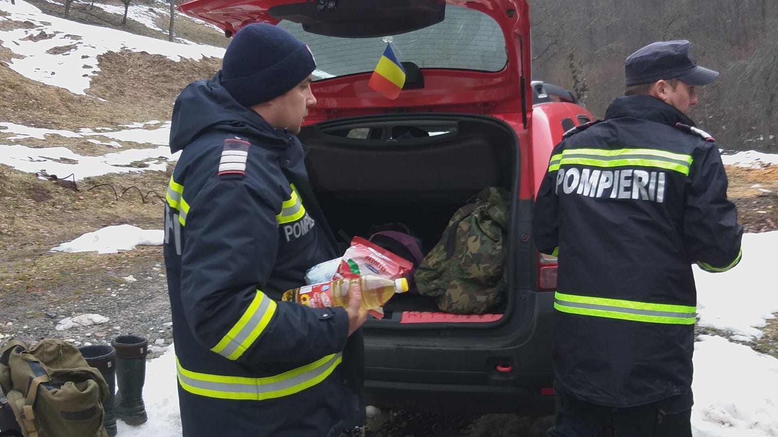 Ajutor nesperat pentru bătrânii din satele risipite din Munții Apuseni. Pompierii le-au adus în ranițe mâncare și apă / FOTO