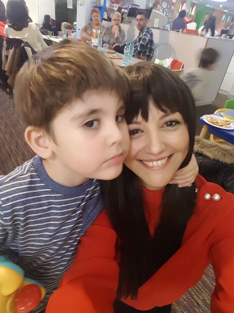 Apel umanitar pentru o polițistă bolnavă de cancer! Femeia are un băiețel de 4 ani