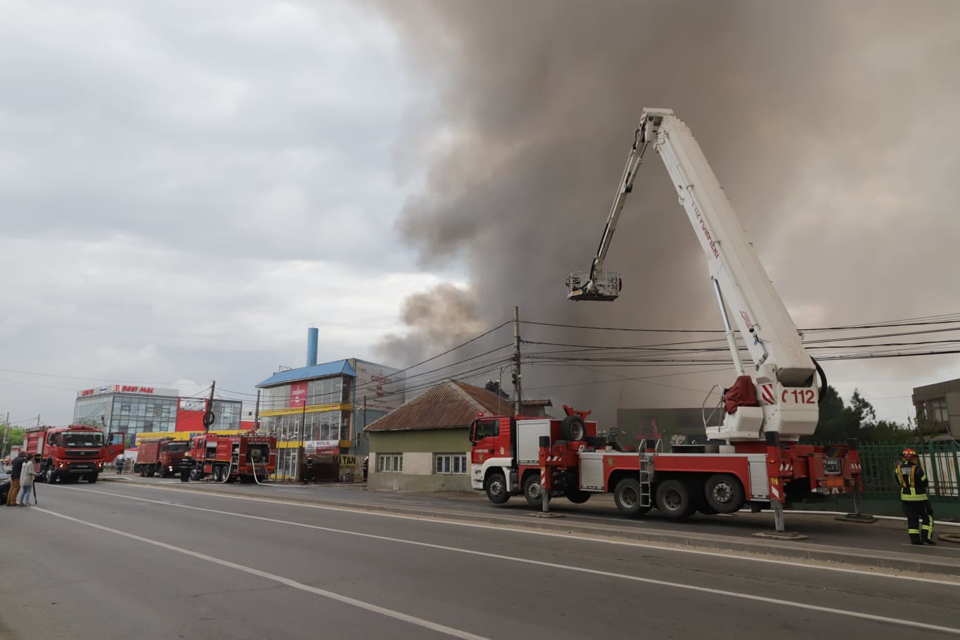 FOTO&VIDEO / Incendiu violent la un depozit de mase plastice și vopseluri de lângă București. Trei persoane au ajuns la spital
