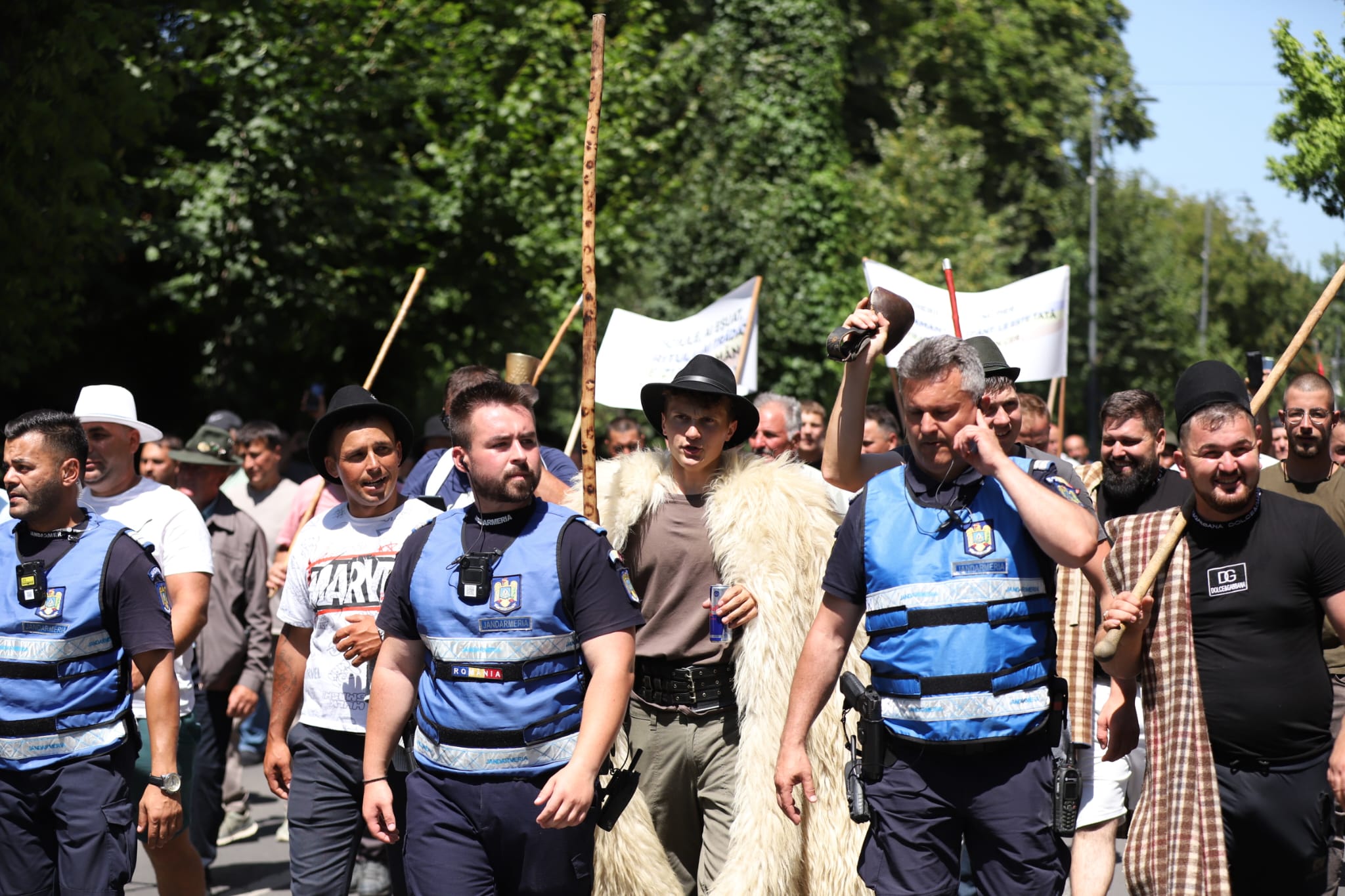 Violențe la protestul fermierilor, în fața sediului ANSVSA. Ce s-a stabilit la discuțiile cu Guvernul. Tanczos Barna anunță că se vor lua măsuri în privința conducerii ANSVSA