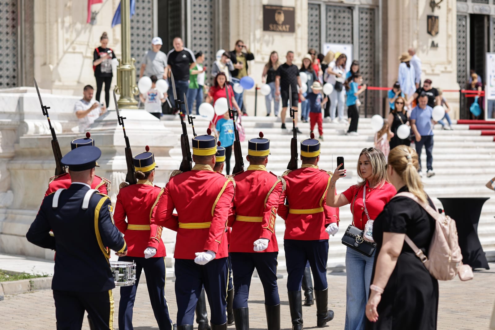 Copiii au cucerit curtea Parlamentului României: de la sport și antrenamente cu vedete la tehnică militară