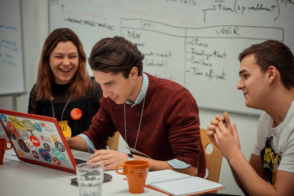 La 19 ani vrea să revoluționeze educația din România! Rareș Manolache, tânărul cu ambiții mari